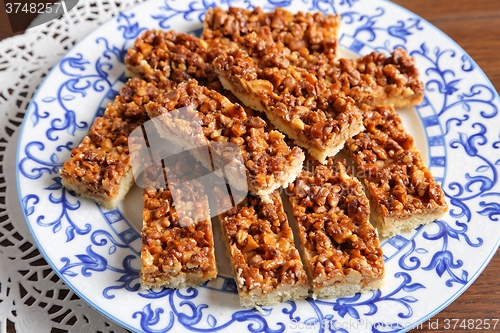 Image of Cake with caramelized walnuts.