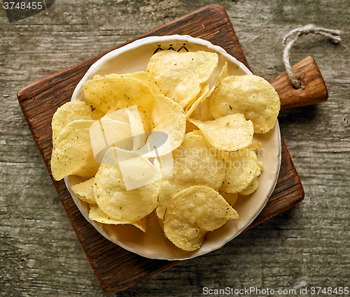 Image of potato chips on wooden table