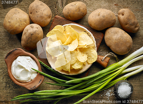 Image of Potato chips on wooden table