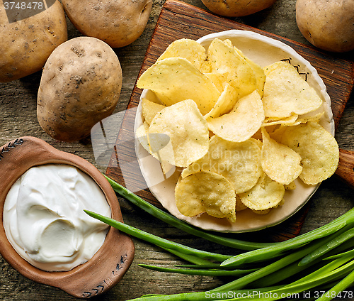 Image of Potato chips on ceramic plate