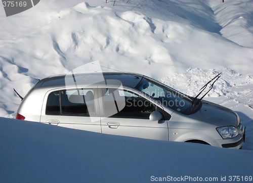 Image of Silver car in winterwounderland