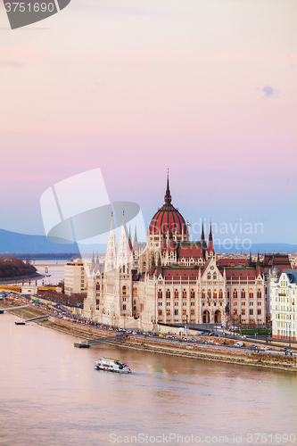 Image of Parliament building in Budapest, Hungary