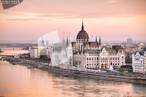 Image of Parliament building in Budapest, Hungary