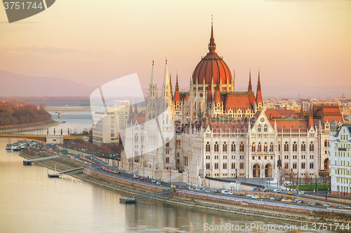 Image of Parliament building in Budapest, Hungary