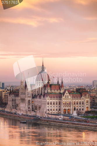 Image of Parliament building in Budapest, Hungary