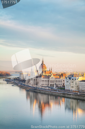 Image of Parliament building in Budapest, Hungary