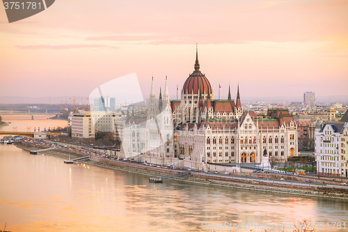 Image of Parliament building in Budapest, Hungary