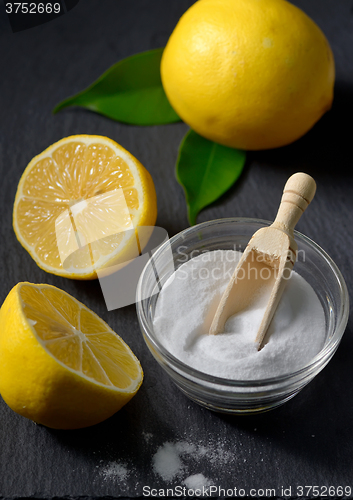 Image of Lemon and baking soda for face scrub