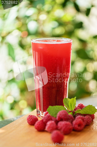 Image of fruit drink with raspberries