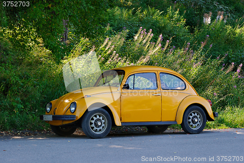 Image of The yellow car.