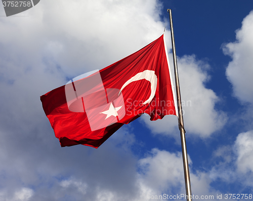 Image of Turkish flag on flagpole 