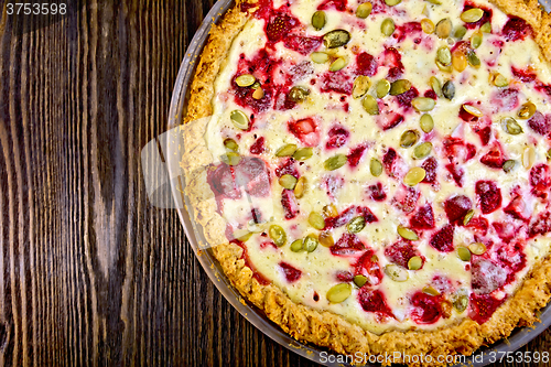 Image of Pie strawberry-rhubarb in glass pan on board top