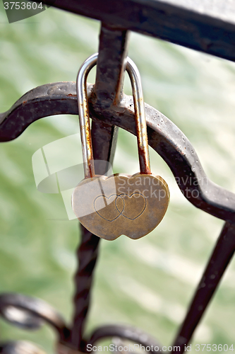 Image of Castle in heart-shaped bronze