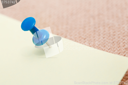 Image of Adhesive note and blue pushpin