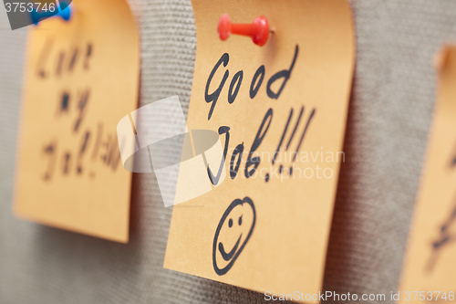 Image of Good job written on a sticky note