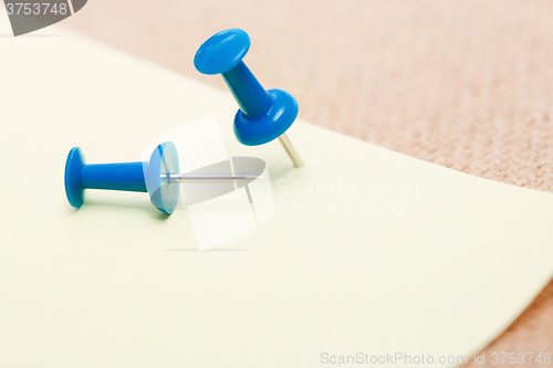 Image of Adhesive note and pushpins