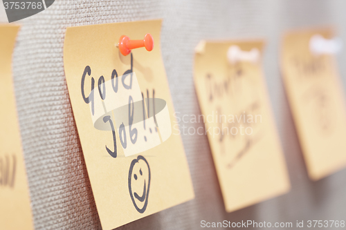 Image of Good job written on a sticky note