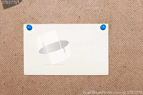 Image of Adhesive note and pushpins