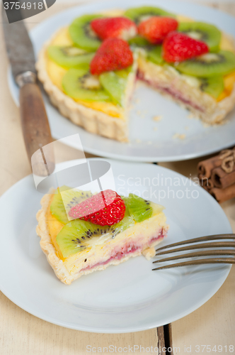 Image of kiwi and strawberry pie tart 