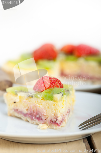 Image of kiwi and strawberry pie tart 