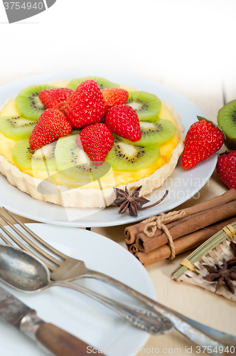 Image of kiwi and strawberry pie tart 