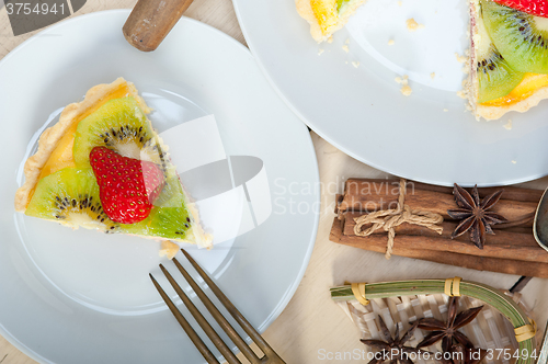 Image of kiwi and strawberry pie tart 