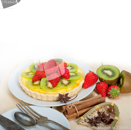 Image of kiwi and strawberry pie tart 