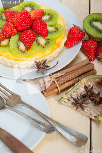 Image of kiwi and strawberry pie tart 