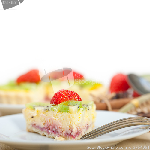 Image of kiwi and strawberry pie tart 