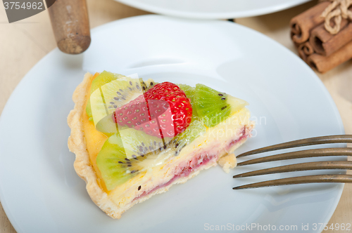 Image of kiwi and strawberry pie tart 