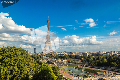 Image of Eiffel Tower in Paris, France