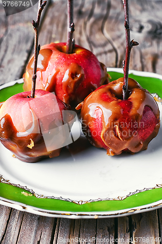 Image of Three apples in caramel