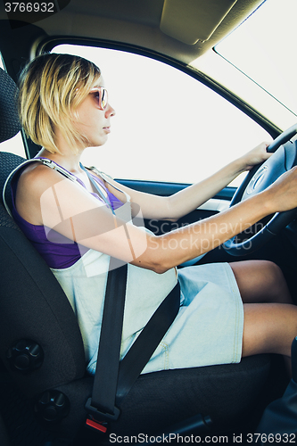 Image of Pregnant woman wear safety belt