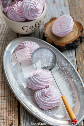 Image of Vanilla marshmallow sprinkled with powdered sugar.