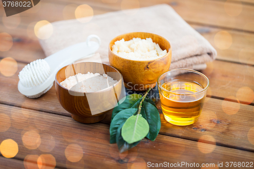 Image of close up of himalayan pink salt and bath stuff