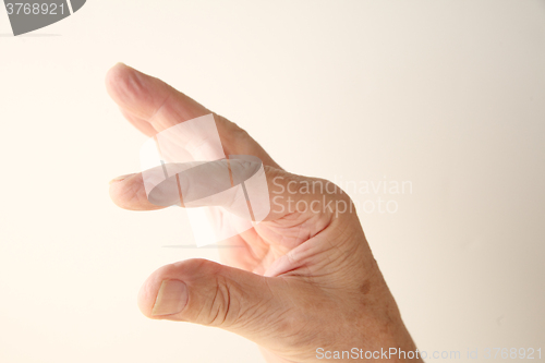 Image of Fingers show a size measurement