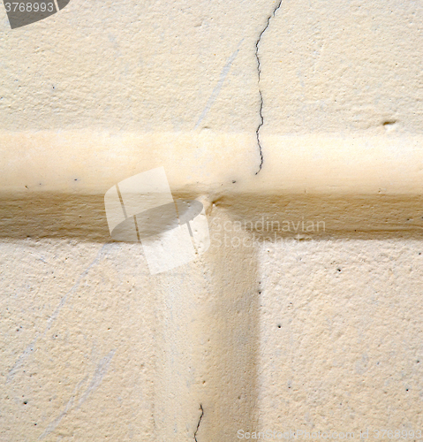 Image of abstract cross in the wall crenna gallartate  