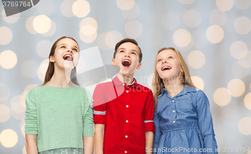 Image of amazed boy and girls looking up