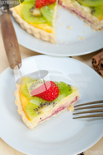 Image of kiwi and strawberry pie tart 