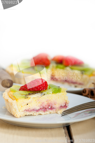 Image of kiwi and strawberry pie tart 