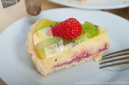 Image of kiwi and strawberry pie tart 
