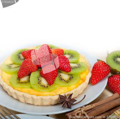 Image of kiwi and strawberry pie tart 