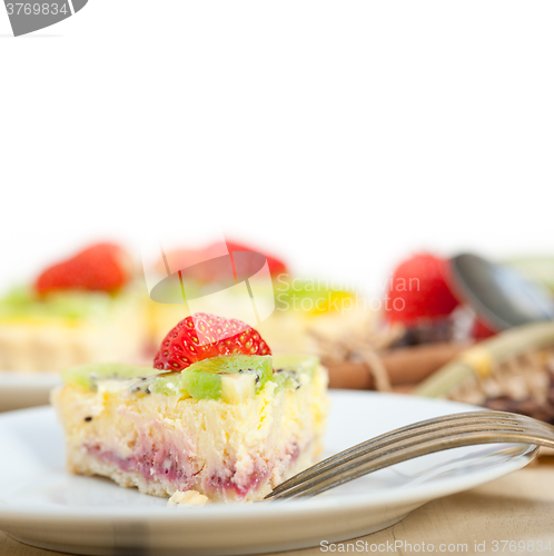 Image of kiwi and strawberry pie tart 