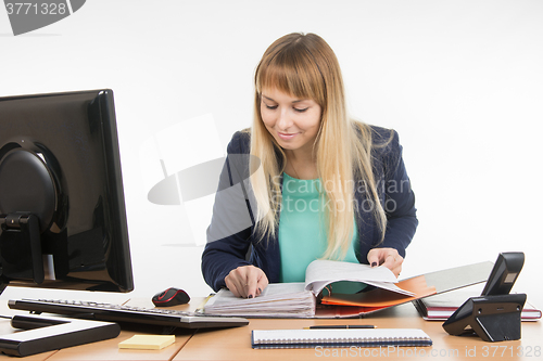 Image of the HR professionals to view the personal files of employees in the folder