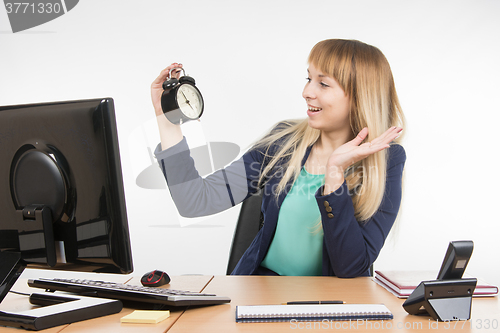 Image of  Office saw a specialist on the clock that the working day is finished