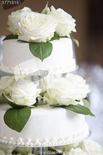 Image of White wedding cake with roses