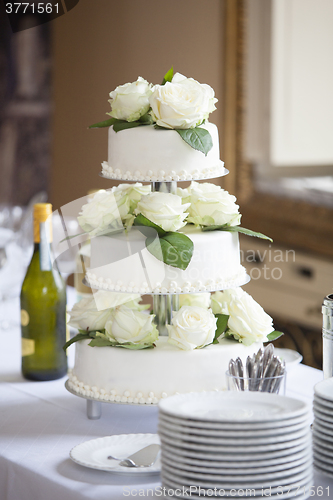 Image of White wedding cake with roses