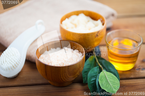 Image of close up of himalayan pink salt and bath stuff