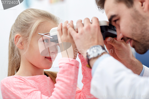 Image of optician with pupilometer and patient