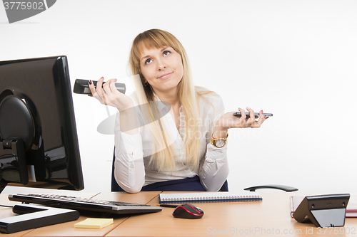 Image of The secretary does not know how to answer a phone call - on your desktop or mobile